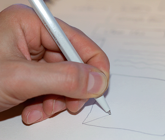 Ein Websiteabschnitt wird von Hand auf ein Blatt skizziert.