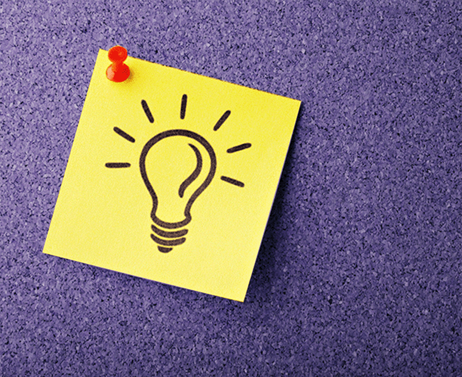 Eine Glühbirne auf einem Post-it Zettel